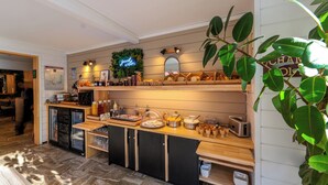 A modern kitchen with a wooden countertop, a built-in oven, and a coffee station. - Ostal Pau Université - Sure Hotel Collection by Best Western (Pau)