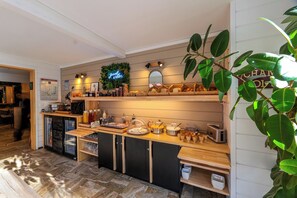 Petit déjeuner buffet (12 EUR par personne)