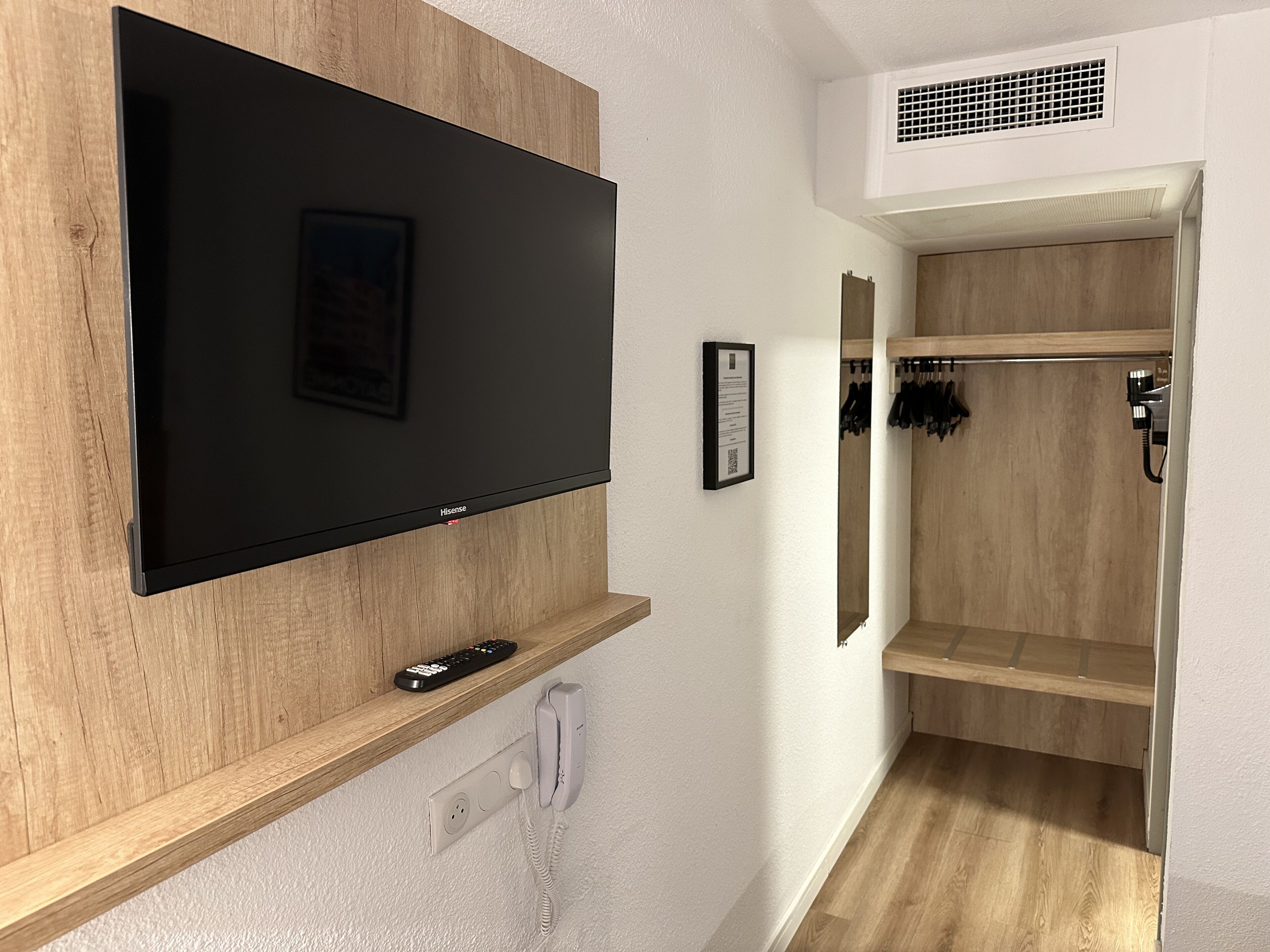 1 bedroom, individually decorated, individually furnished, desk