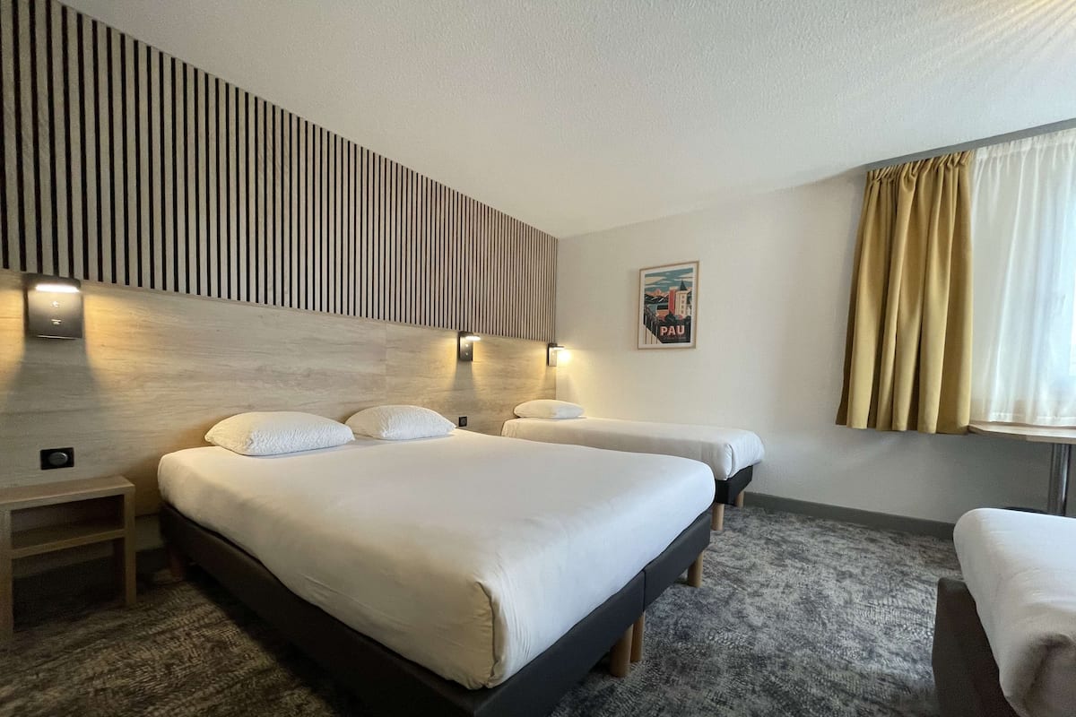 Family Room, Berbilang Katil, Non Smoking (Shower Only) | Dihias secara berasingan, dilengkapkan perabot secara berasingan, meja