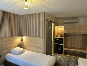 Family Room, Multiple Beds, Non Smoking (Shower Only) | Individually decorated, individually furnished, desk, laptop workspace