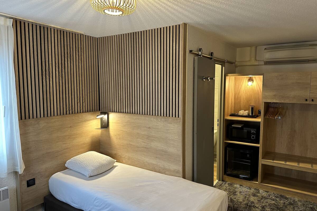 family room, multiple beds, non smoking (shower only) | 1 bedroom, individually decorated, individually furnished, desk