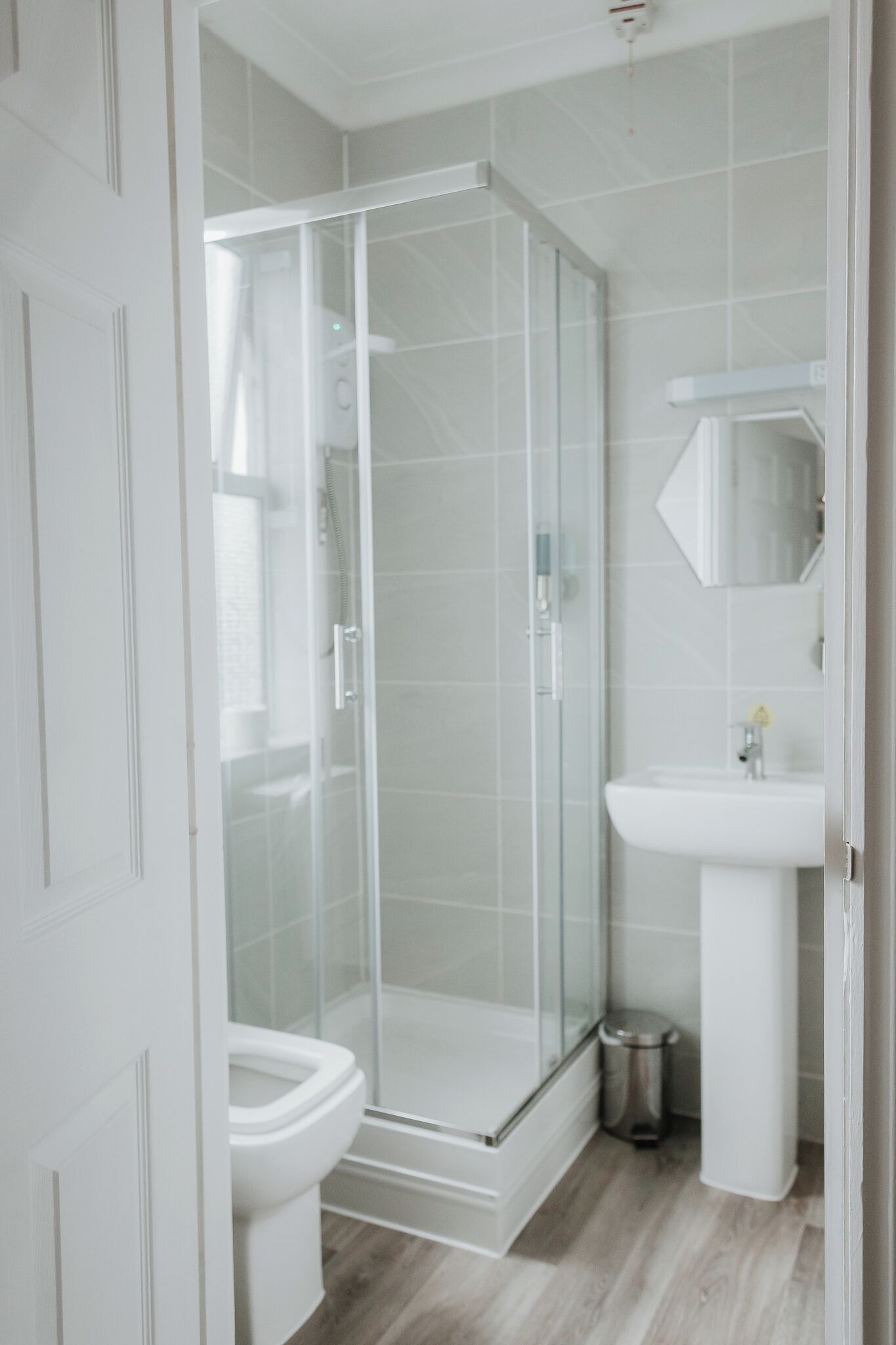 Combined shower/bathtub, free toiletries, hair dryer, towels