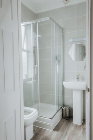 Combined shower/tub, free toiletries, hair dryer, towels - Hayward’s at the Grasmere (Bristol)