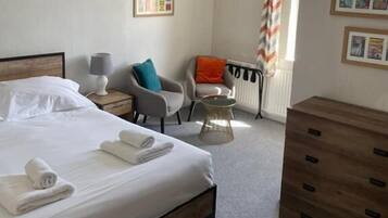 Double Room, Ensuite | Select Comfort beds, desk, soundproofing, iron/ironing board