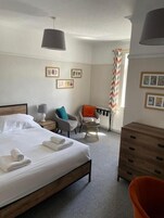 Herbergi með tvíbreiðu rúmi - með baði | Rúm með Select Comfort dýnum, skrifborð, hljóðeinangrun