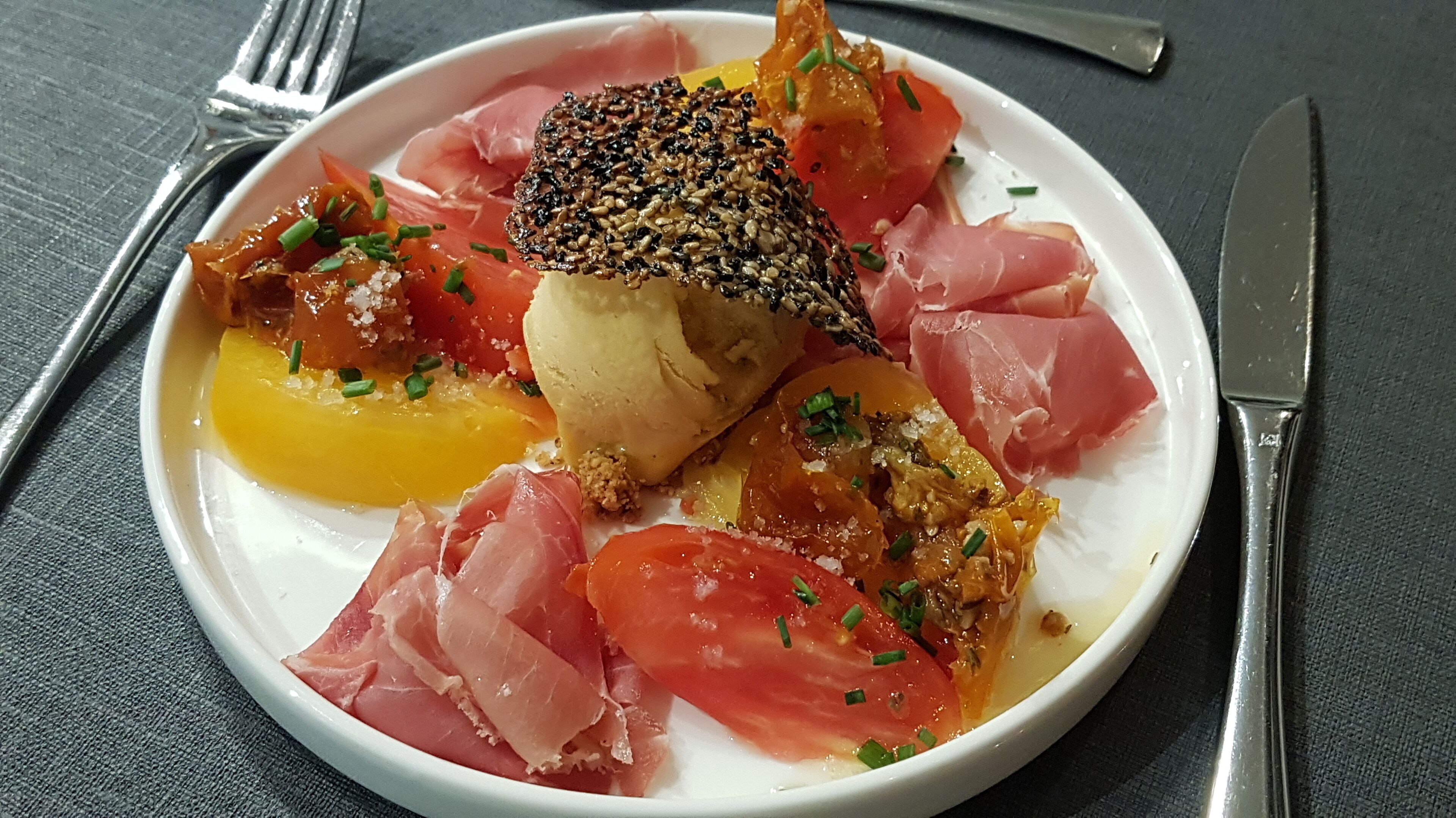 Une assiette remplie de différents aliments.