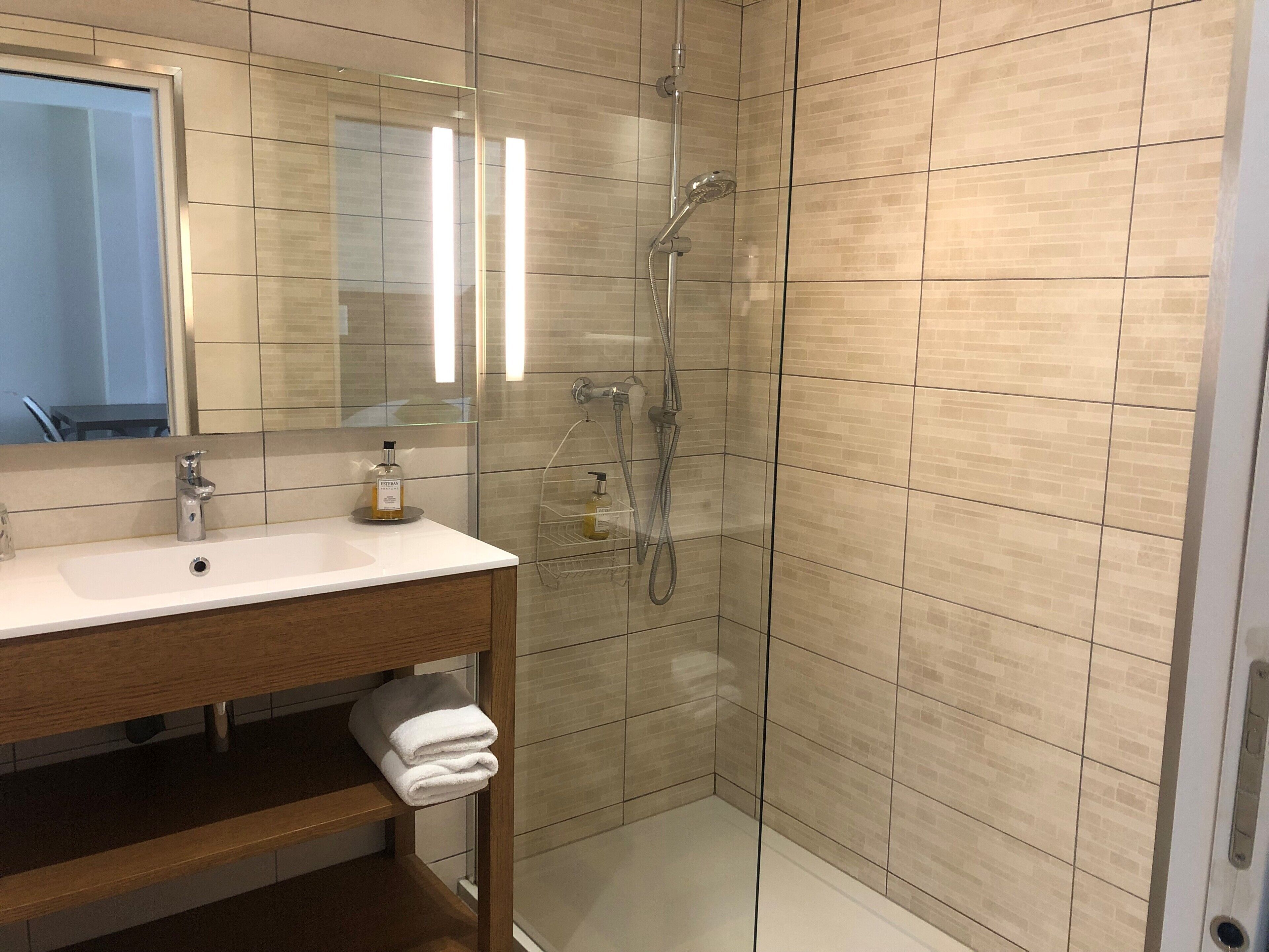 suite (gîte) | bathroom | hair dryer, towels, soap, shampoo