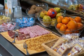 Daily continental breakfast (EUR 13 per person)