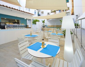 Poolside bar