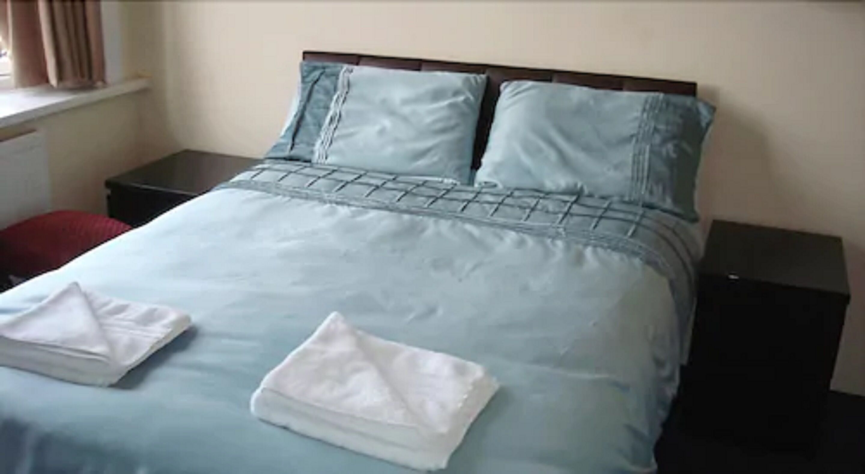 Premium bedding, desk, iron/ironing board, free WiFi