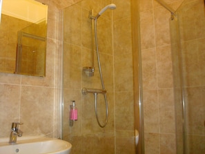 Shower, free toiletries, hair dryer, towels - Forest Gate Hotel (London)
