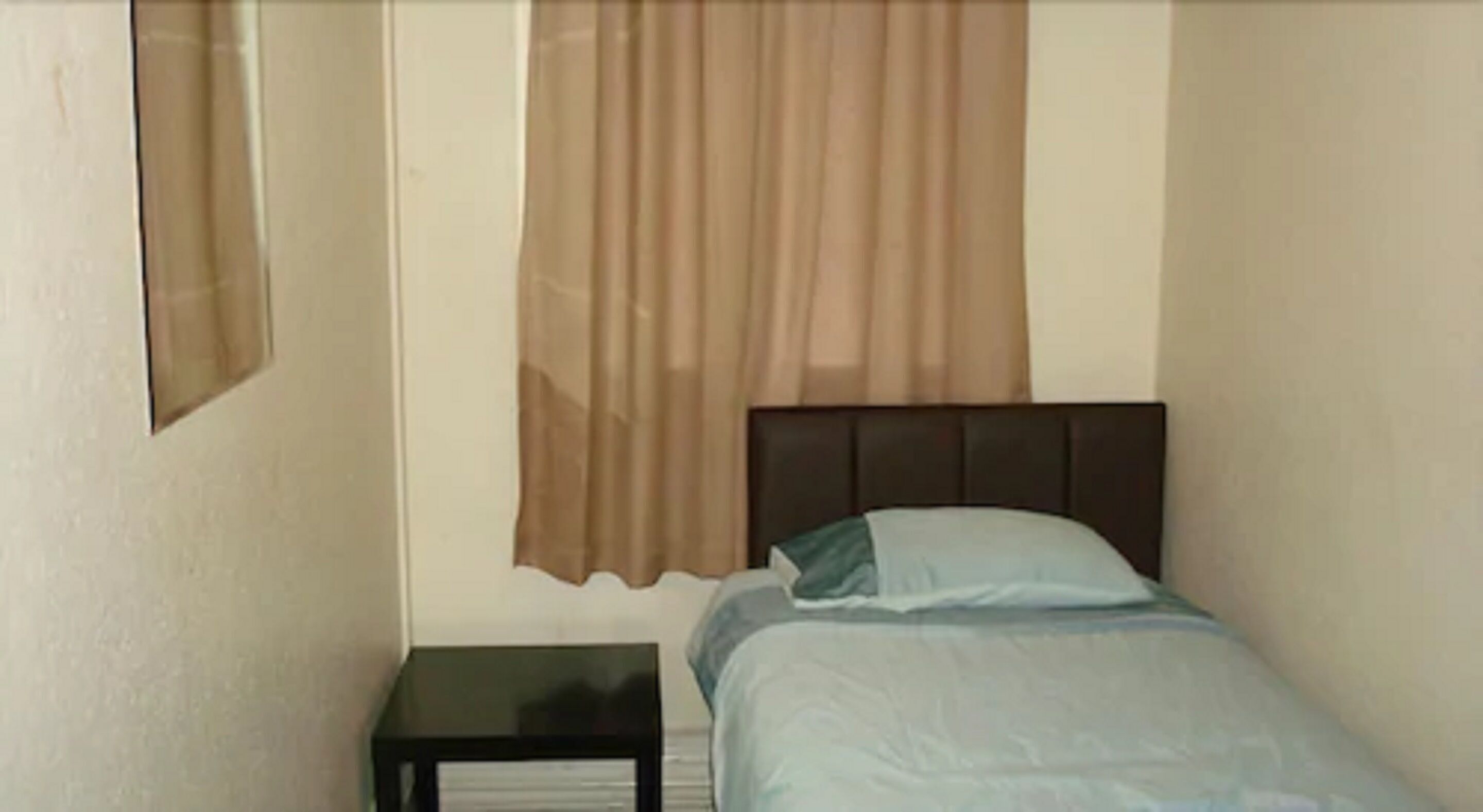 Premium bedding, desk, iron/ironing board, free WiFi