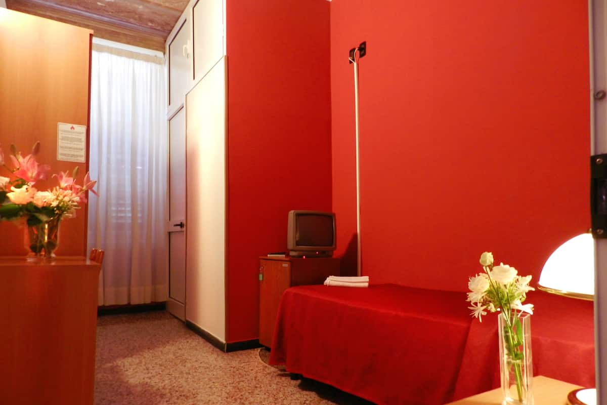 In-room safe, WiFi (free)