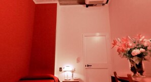 Habitación cuádruple, baño privado | Caja de seguridad en la habitación y wifi gratis 