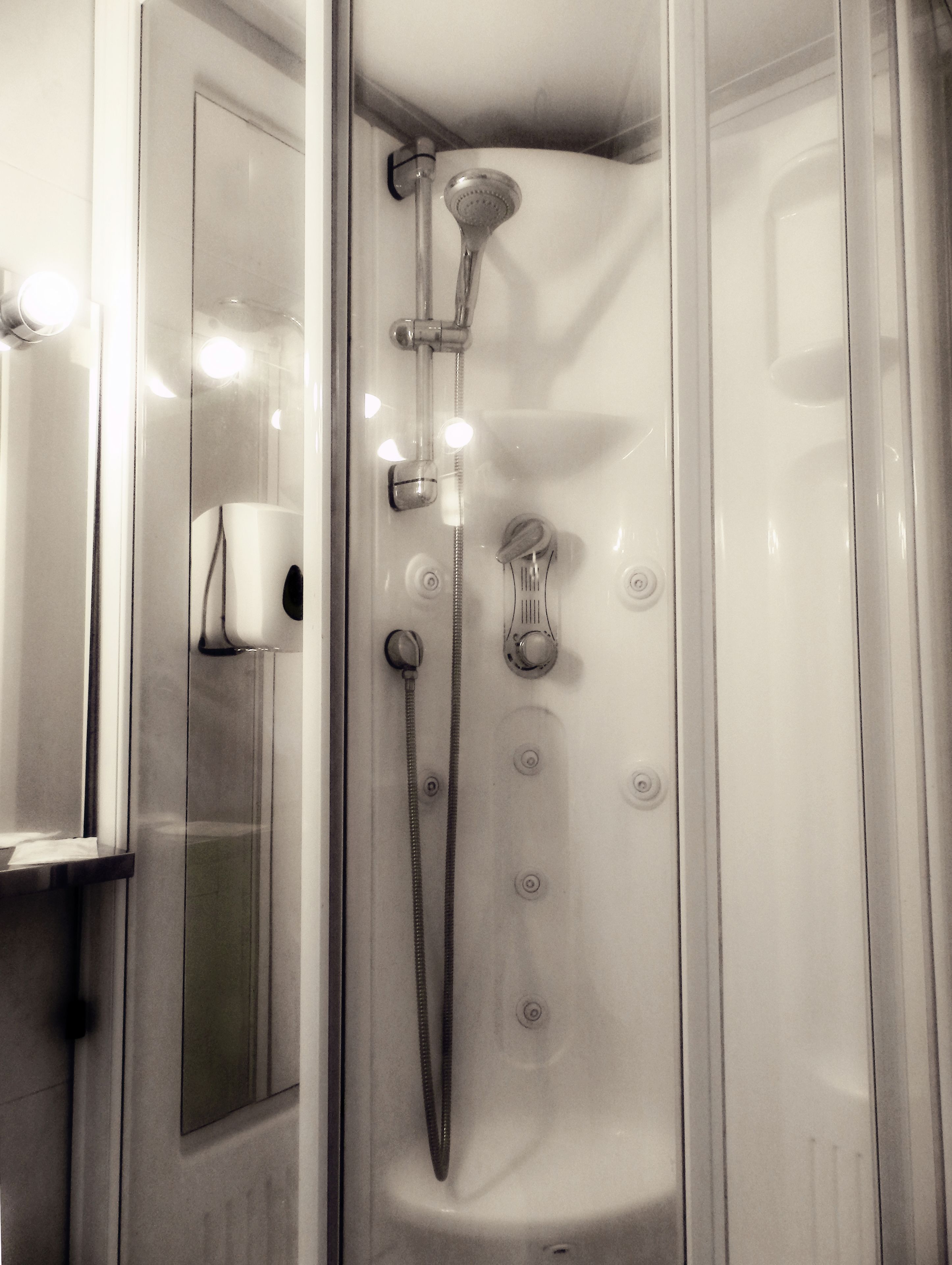 Kostenlose Toilettenartikel, Haartrockner, Handtücher