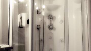 Kostenlose Toilettenartikel, Haartrockner, Handtücher