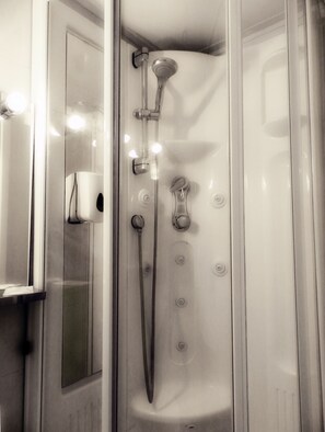 Articles de toilette gratuits, sèche-cheveux, serviettes fournies