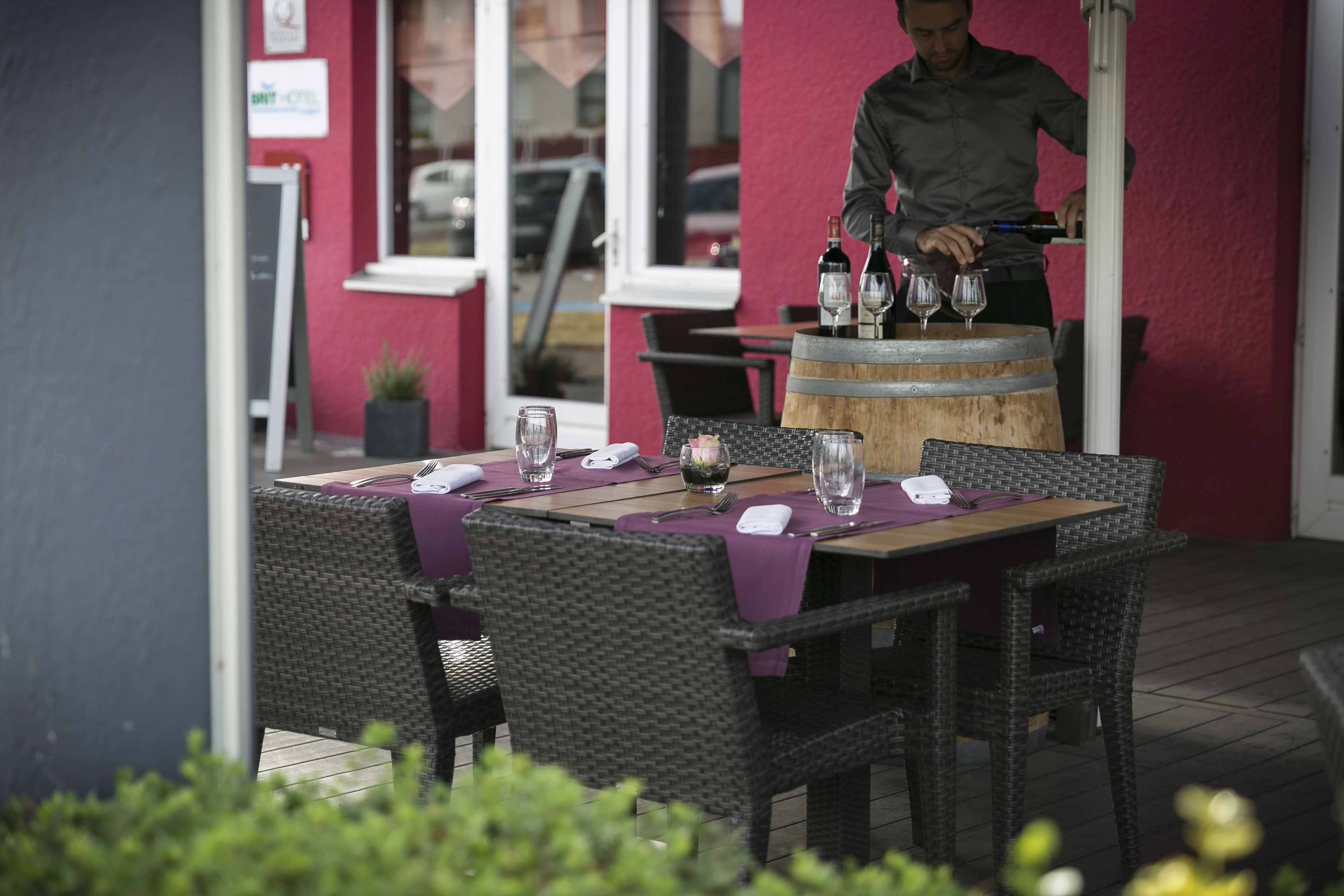 Breakfast, lunch, dinner served; French cuisine, alfresco dining 