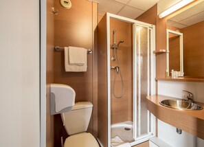 Shower, hair dryer, towels - Brit Hotel Rennes - Le Castel (Rennes)