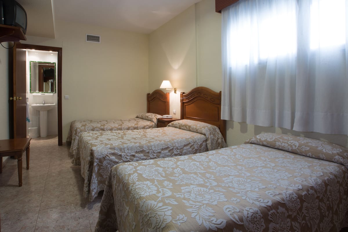 Triple Room | In-room safe, desk, free WiFi, bed sheets