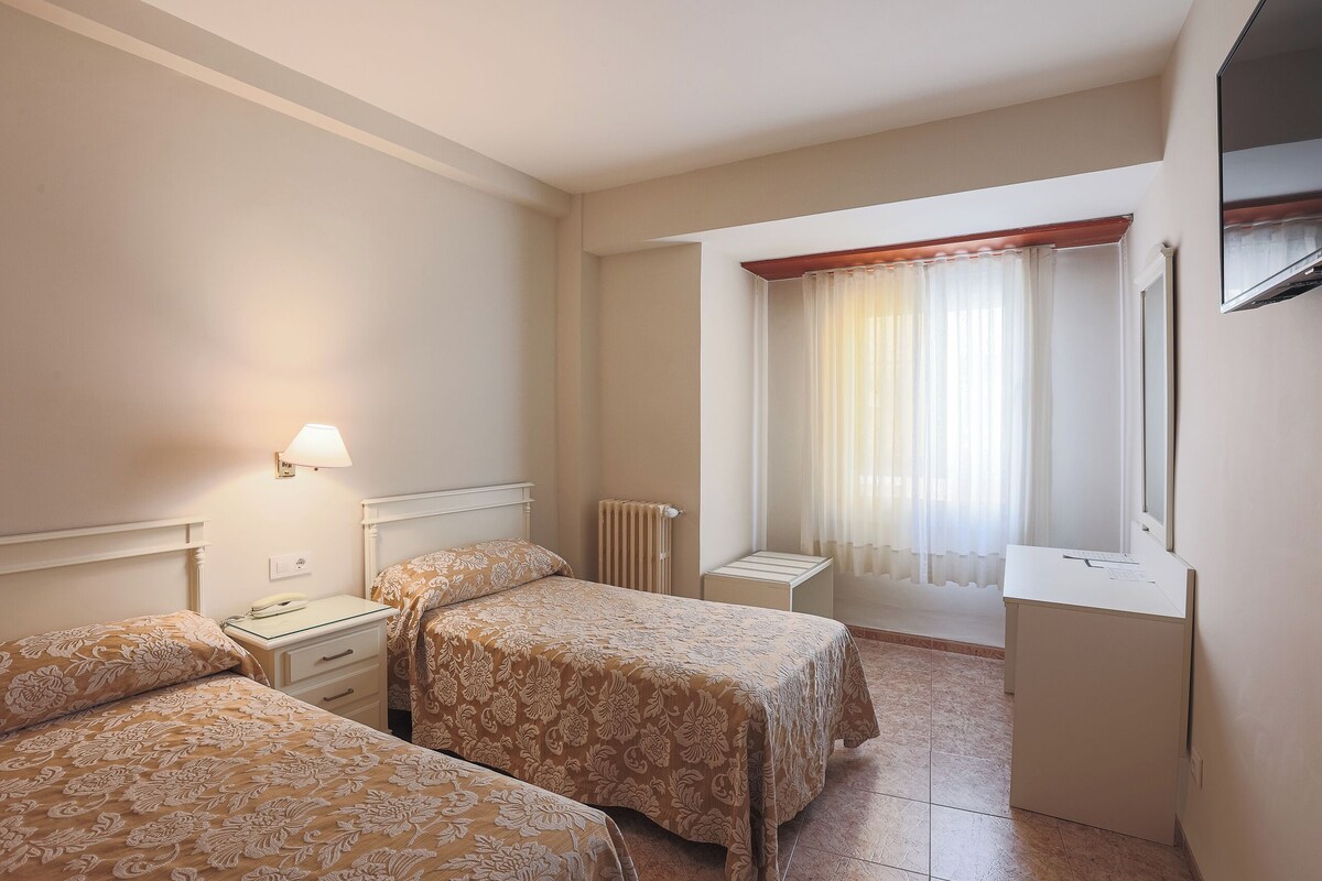 Superior Double Room | In-room safe, desk, laptop workspace, WiFi (free)