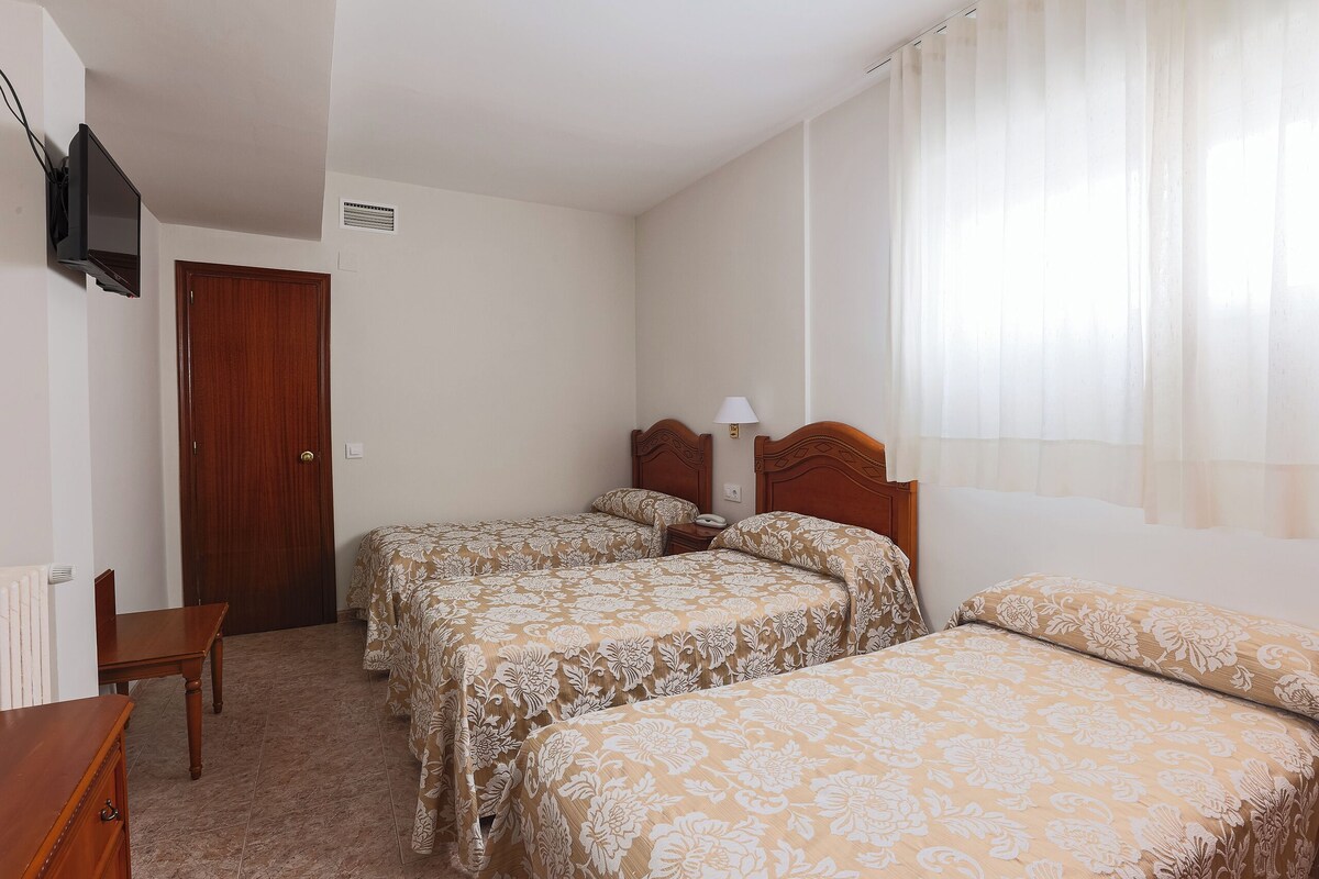 Triple Room | In-room safe, desk, laptop workspace, WiFi (free)