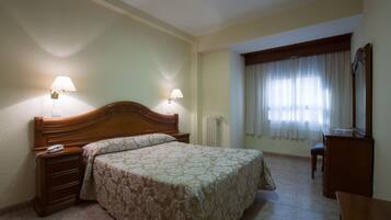 Habitació doble | Caixa forta a l'habitació, escriptori, wifi gratuïta i roba de llit