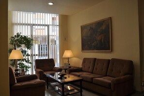 Televisión LED de 24 pulgadas con canales por cable y televisión 