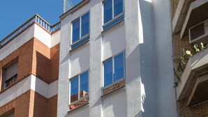 Un edificio de hotel de varios pisos con un letrero destacado que dice "HOTEL RIVIERA".