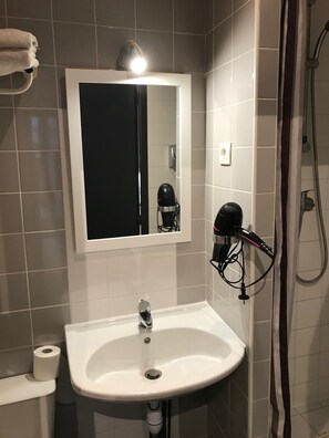 Double Room | Bathroom shower - Street Art Hotel (Rouen)