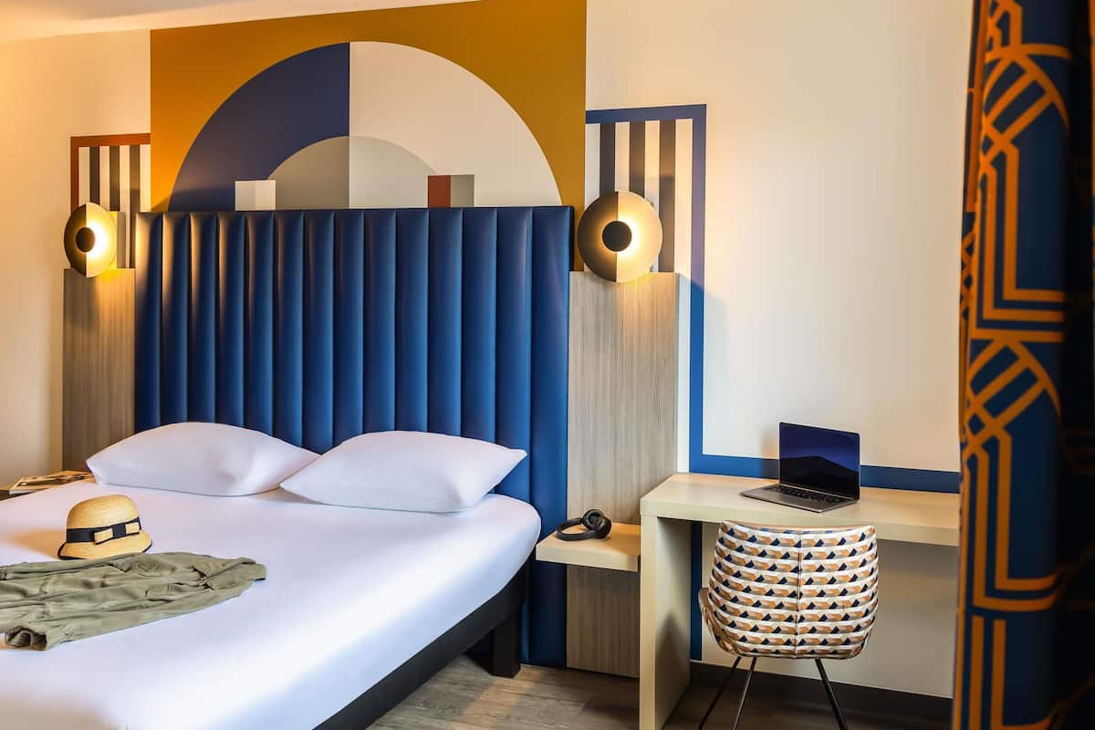 1 bedroom, desk, soundproofing, iron/ironing board