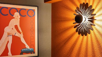 Een lijst met een poster waarop een vrouw in lingerie staat afgebeeld, met de tekst