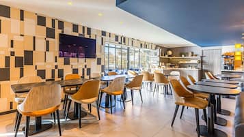 Petit déjeuner buffet servi en supplément les week-ends