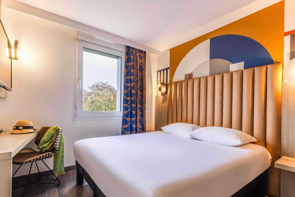 Standard Room, 1 Double Bed | 1 bedroom, desk, soundproofing, iron/ironing board