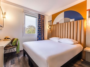 Standard Room, 1 Double Bed | 1 bedroom, desk, soundproofing, iron/ironing board