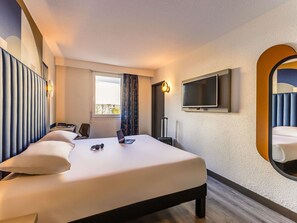 Standard Room, 1 Double Bed | 1 bedroom, desk, soundproofing, iron/ironing board