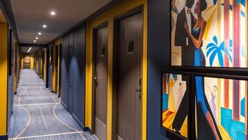 Familiekamer, 1 tweepersoonsbed met slaapbank | 1 slaapkamer, een bureau, geluiddichte muren