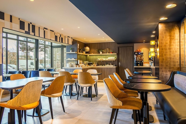Free buffet breakfast on weekends