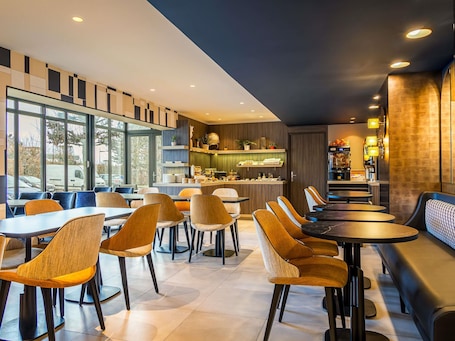 Desayuno buffet (con cargo) los fines de semana