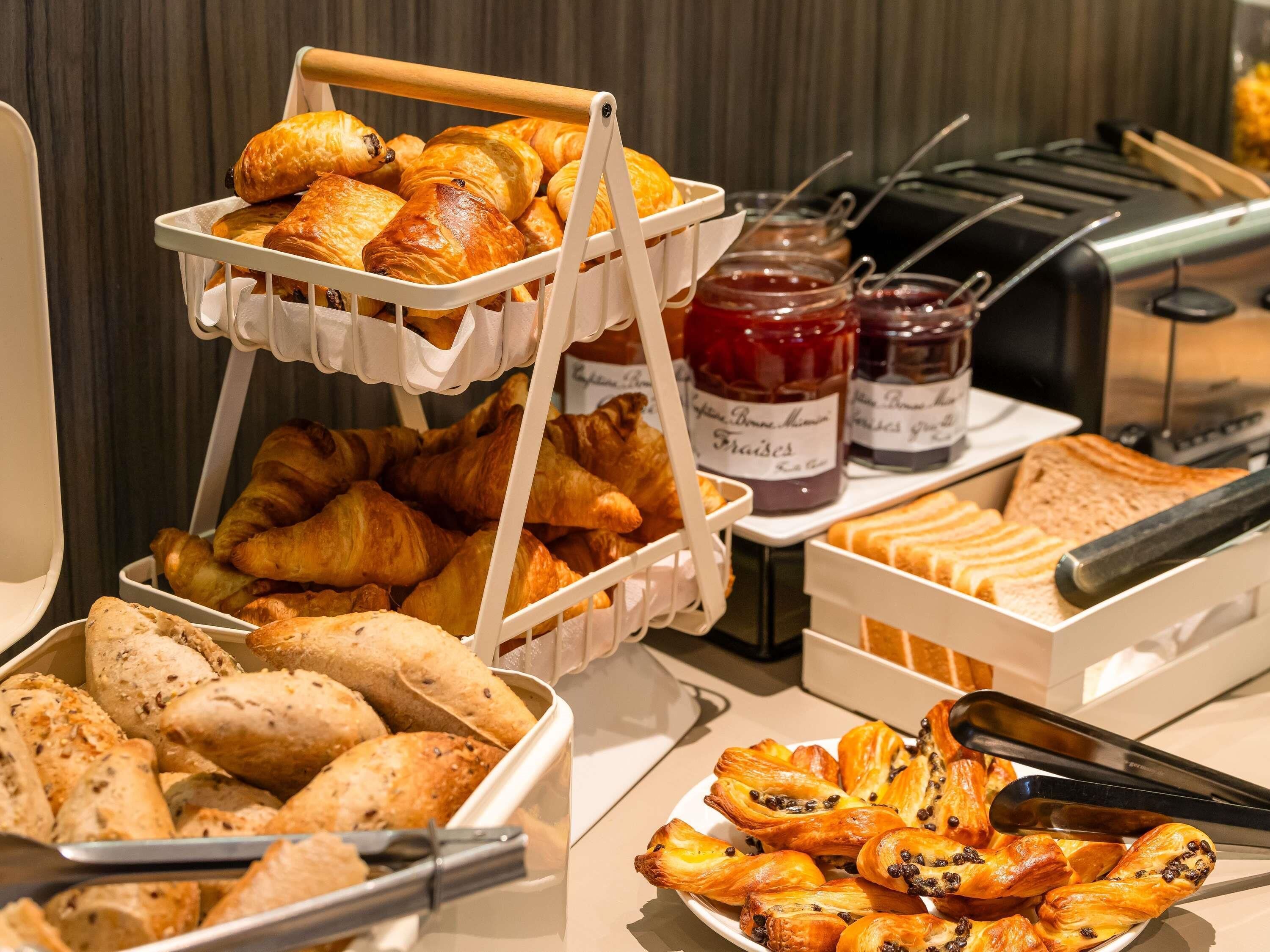 buffet breakfast for a fee on weekends