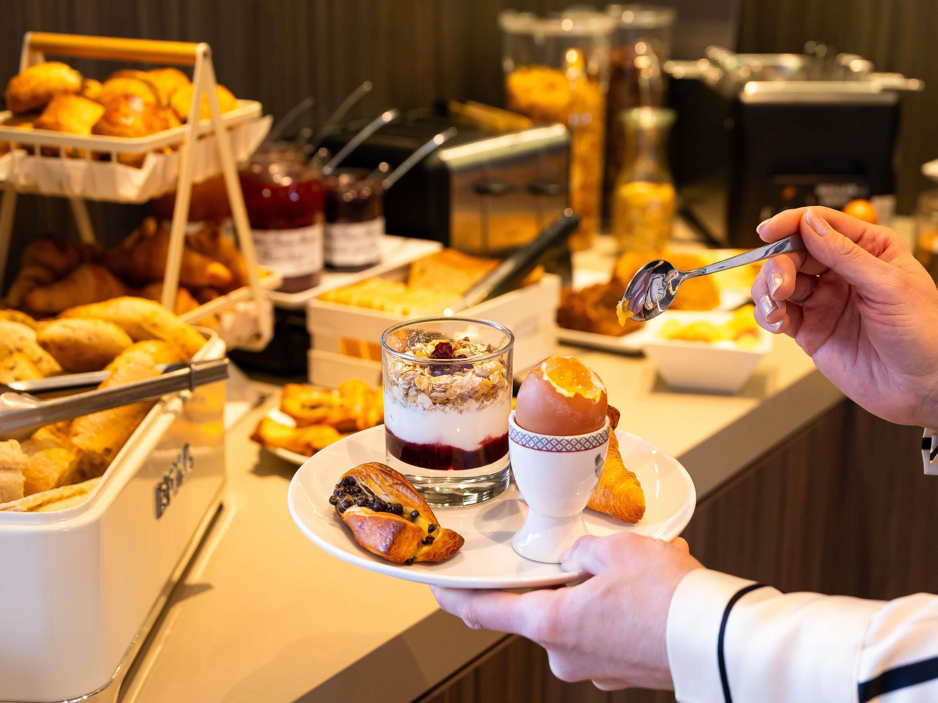 buffet breakfast for a fee on weekends