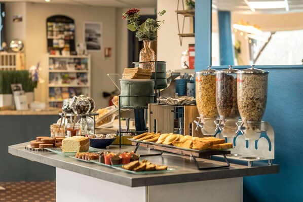 Desayuno buffet todos los días (EUR 10.5 por persona)