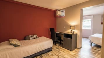 Escritorio, cortinas blackout, sistema de insonorización y wifi gratis