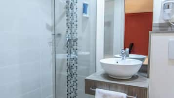 Habitación doble | Baño | Regadera, amenidades de baño gratuitas, secadora de cabello, toallas
