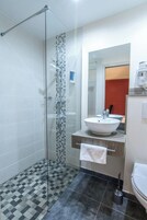 Habitación doble | Baño | Ducha, artículos de higiene personal gratuitos y secador de pelo
