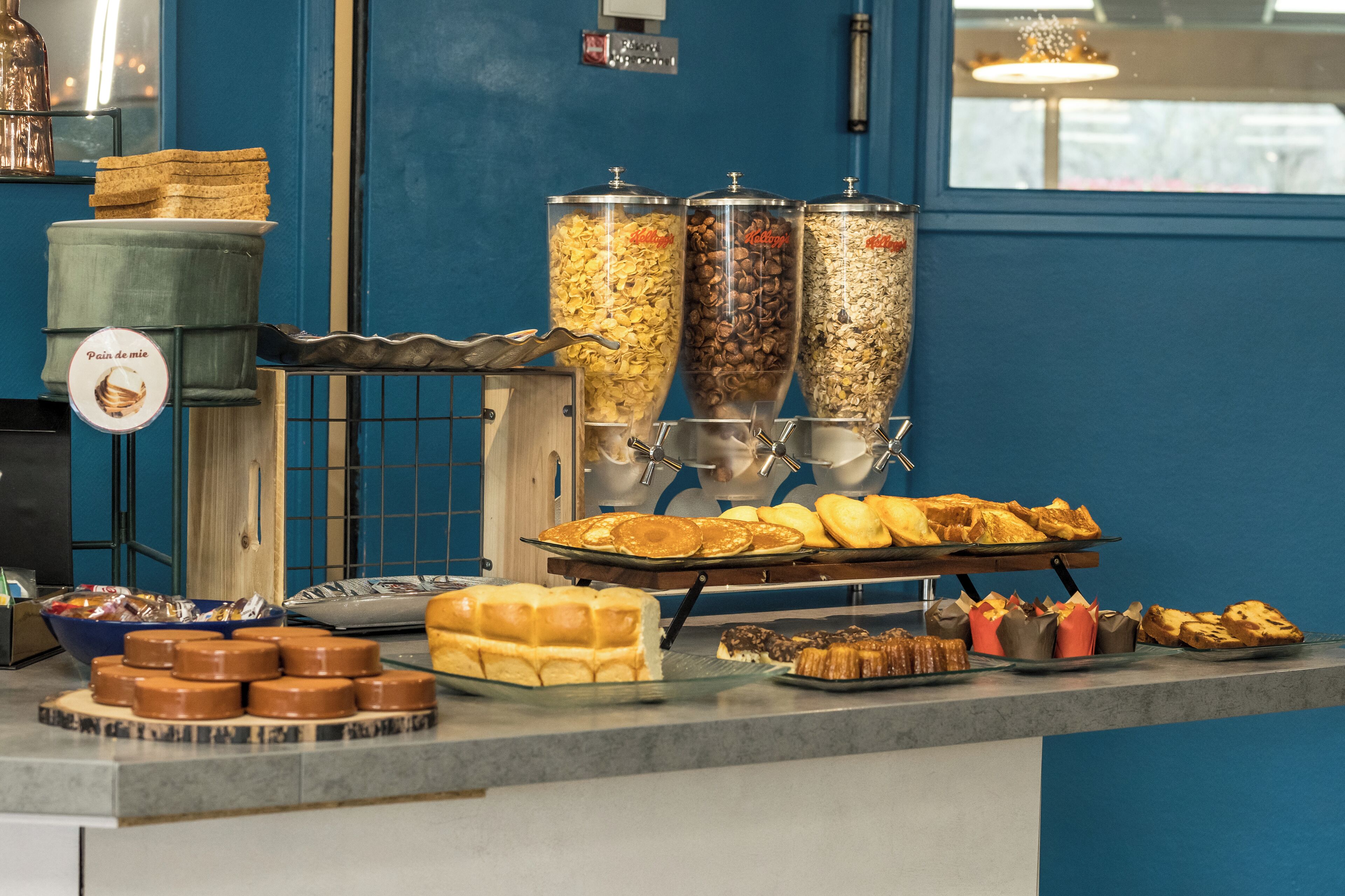 Buffet de l'esmorzar amb diversos plats i recipients.