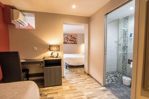 Escritorio, cortinas blackout, sistema de insonorización y wifi gratis 