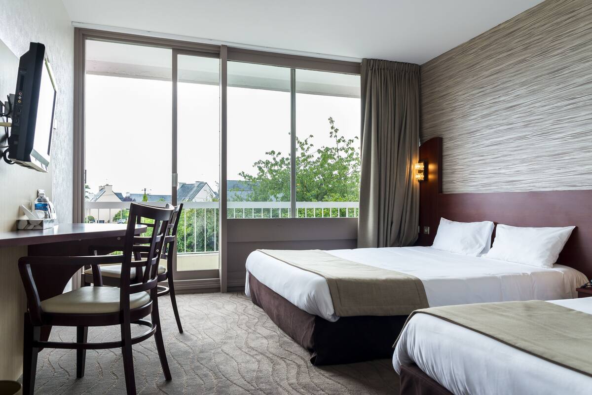 standard triple room | 1 bedroom, desk, laptop workspace, soundproofing