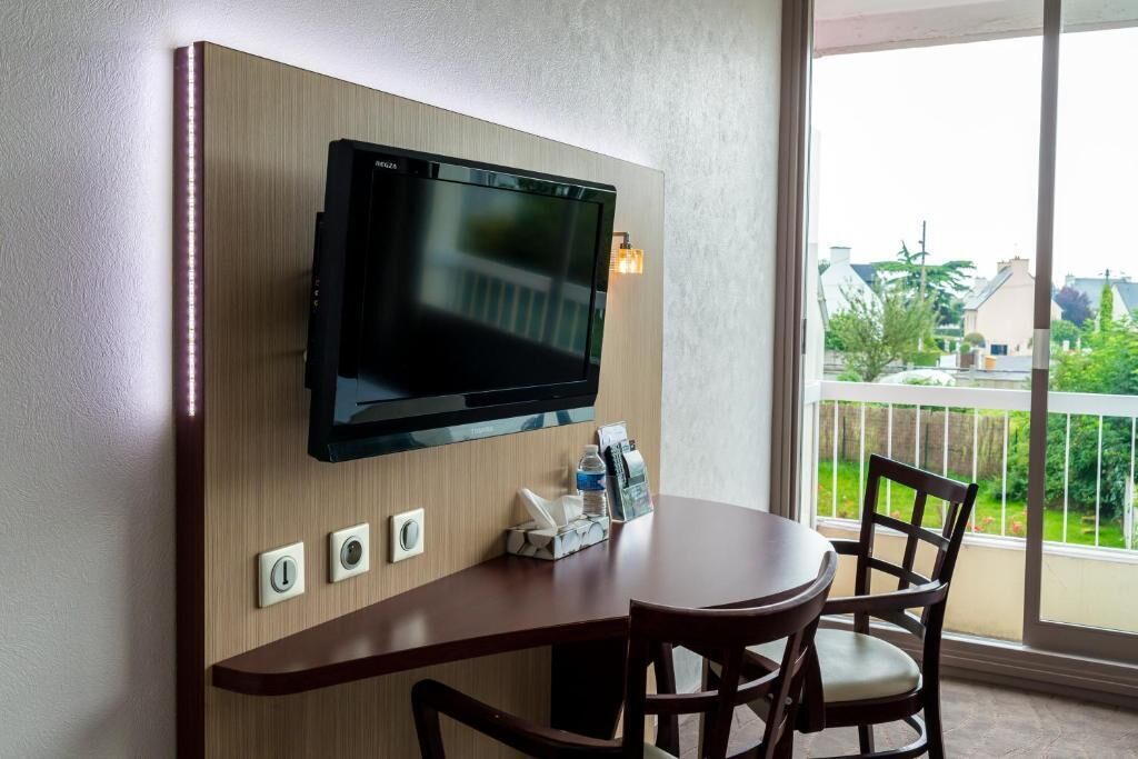 1 bedroom, desk, laptop workspace, soundproofing